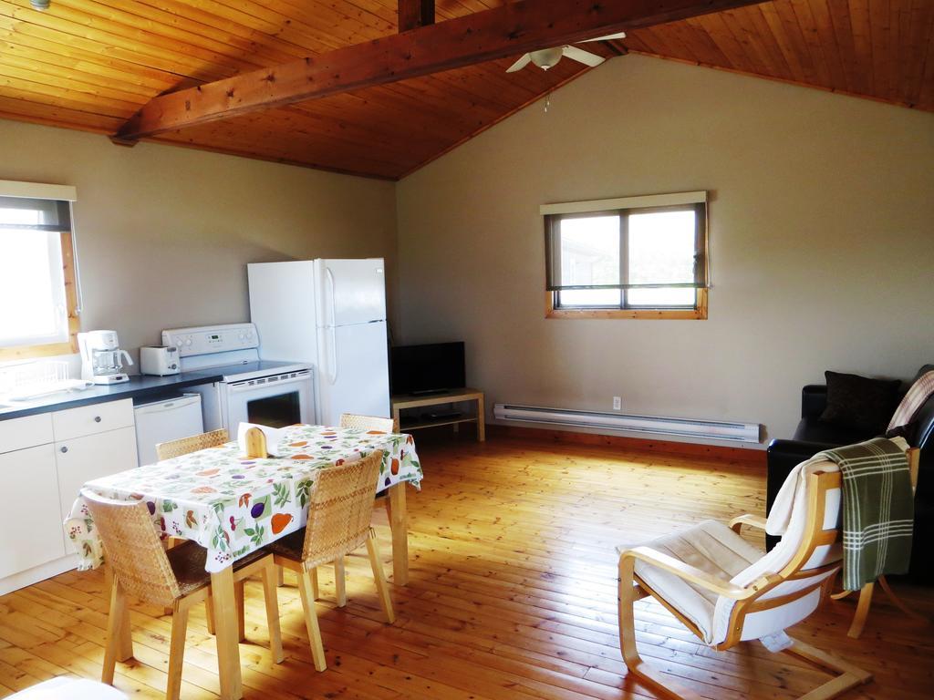 Foxlake Retreat Hanna Room photo